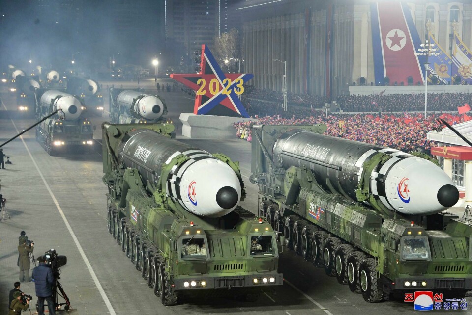 Interkontinentale ballistiske raketter vises fram i sentrum av Pyongyang i forbindelse med feiringen av 75-årsdagen for landets forsvar. Interkontinentale ballistiske raketter vises fram i sentrum av Pyongyang i forbindelse med feiringen av 75-årsdagen for landets forsvar. Foto: KCNA / AP / NTB