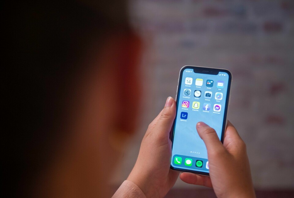 «Det er viktig å balansere skjermbruken med fysisk tilstedeværelse og skape kvalitetstid sammen», skriver Jogrim Ristebråten. Illustrasjonsbilde på person som bruker en mobiltelefon.