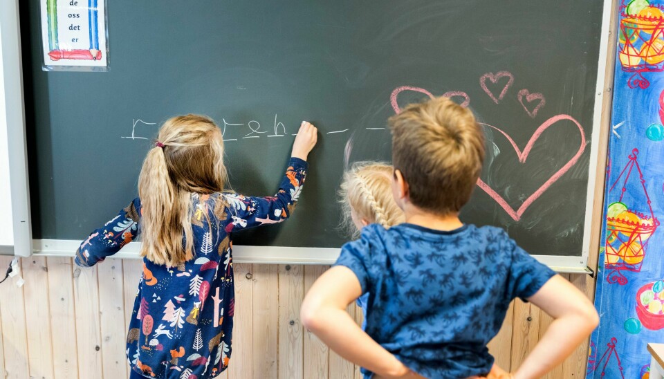 Ifølge forskerne har leken mistet noe av sin rolle og posisjon slik den var tiltenkt for 6-åringene da tidlig skolestart ble bestemt. Barn tegner på tavle.