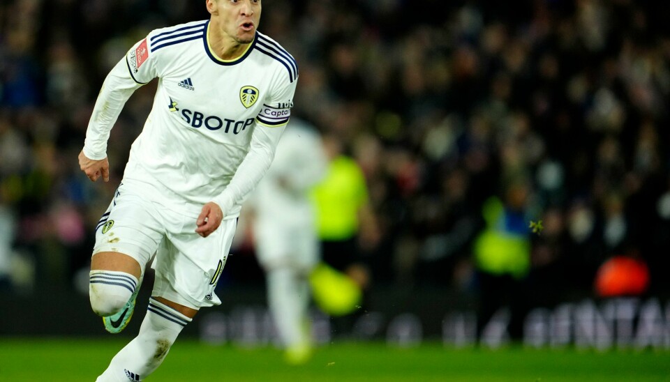 Rodrigo og de andre Leeds-spillerne får snart ny manager. Leeds United må klare seg uten sin storscorer Rodrigo i opp mot to måneder. Foto: Jon Super, AP / NTB