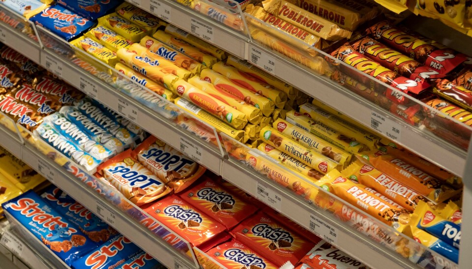 Ernæringsfysiolog Tine Sundfør ønsker regler for hvor store sjokoladeplater og godteriposer det skal være lov å selge. Sjokoladeprisene har rast nedover de siste årene. I 2022 var prisen 17,7 prosent lavere enn i 2016. Foto: Geir Olsen / NTB