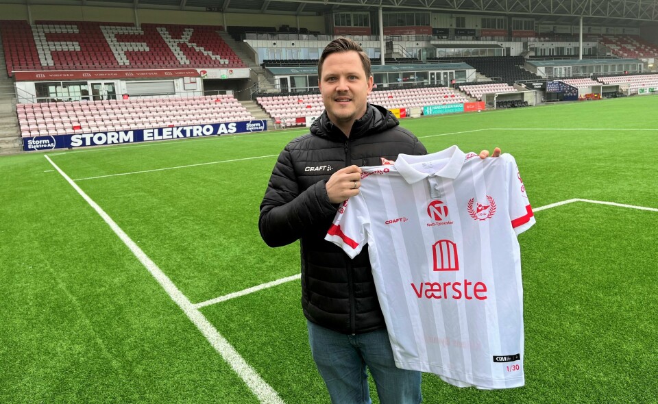 Kommersiell leder Espen Østerhaug viser fram jubileumsdrakta, inspirert av cupfinaledrakta fra 1984, som FFK-spillerne skal bruke i kampen mot Moss 16. april når 120-årsjubileet skal feires. Kommersiell leder Espen Østerhaug viser fram jubileumsdrakta, inspirert av cupfinaledrakta fra 1984, som FFK-spillerne skal bruke i kampen mot Moss 16. april når 120-årsjubileet skal feires.