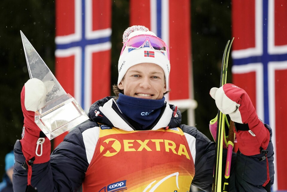 Tour de Ski blir ikke vist på en åpen kanal som TV3 denne sesongen. Her er Johannes Høsflot Klæbo med sammenlagttrofeet etter tourseieren i 2023. Johannes Høsflot Klæbo med pokalen etter den siste etappen for menn opp alpinbakken Alpe Cermis i Val di Fiemme søndag. Foto: Terje Pedersen / NTB.