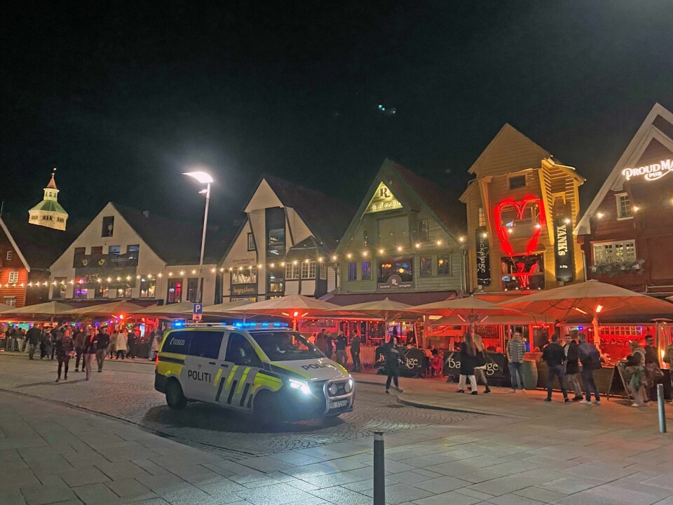 En vekter måtte gripe inn mot vold på Skagenkaien natt til søndag. Illustrasjonsbilde. Politi politiet lysløypa Torget Torvet uro patrulje skjenking bråk Havneringen fyll Skagenkaien uteliv politibil cellebil. Vågen. Illustrasjonsbilde