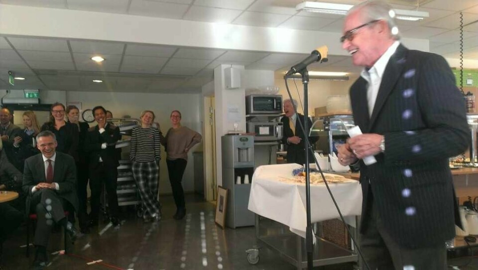 Arne Strand holder tale på sin avskjedsfest i kantina i Dagsavisen 17. mars 2014, og både Jens Stoltenberg (sittende foran) og spiondømte Arne Treholt (stående alene til venstre for Strand) knekker sammen av latter. Dagen etter ble det kjent at Stoltenberg trolig ville bli ny Nato-sjef. Fest og mennesker
