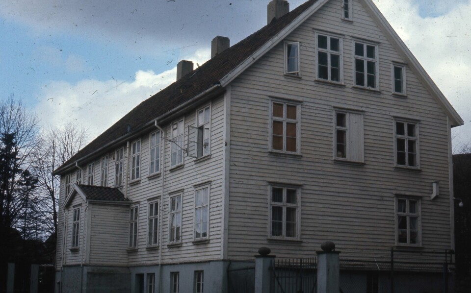 Støperigata 48 der J.P. Fugelli hadde sin sydvestfabrikk. Fabrikken ble etablert i 1868. Bildet fra Ommund Lundes lysbildesamling ble tatt i 1975. Byhistorie