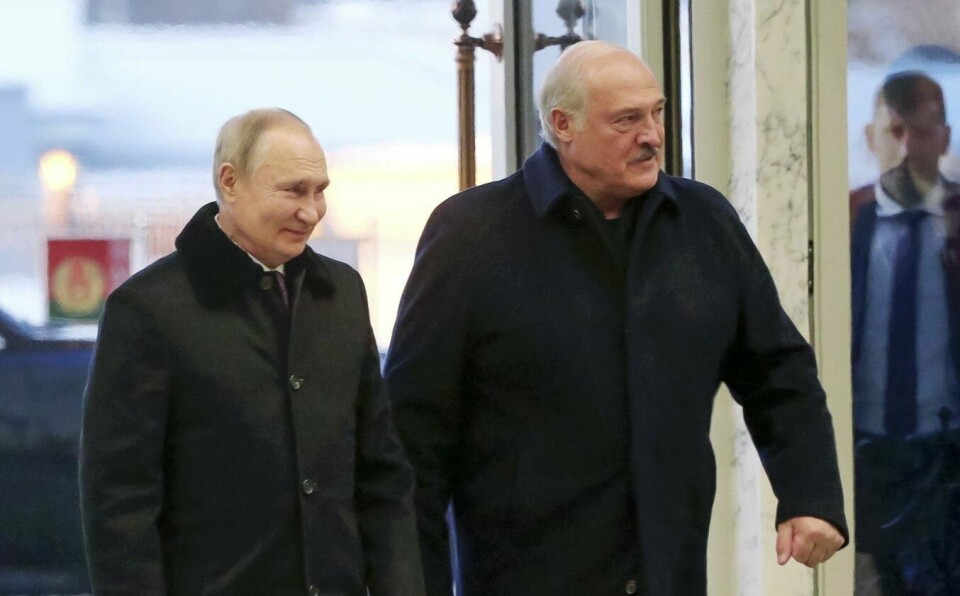 Gravejournalister fra flere vestlige medier har fått tilgang til det som skal være et strategidokument som viser hvordan Belarus angivelig skal innlemmes i Russland. Belarus' president Aleksandr Lukasjenko (t.h.) og Russlands president Vladimir Putin møttes i Minsk i desember. Russian President Vladimir Putin and Belarusian President Alexander Lukashenko arrive for their talks in Minsk, Belarus, Monday, Dec. 19, 2022. (Konstantin Zavrazhin, Sputnik, Kremlin Pool Photo via AP)