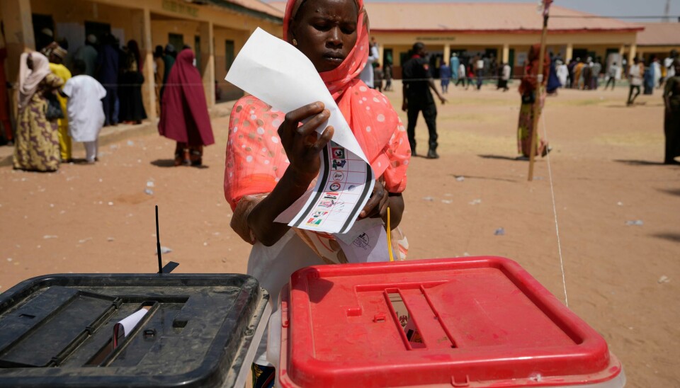 En kvinne avgir stemme i Yola i Nigeria lørdag. Afrikas mest folkerike land velger både president og ny nasjonalforsamling. En kvinne avgir stemme i Yola i Nigeria lørdag. Afrikas mest folkerike land velger både president og ny nasjonalforsamling. Foto: Sunday Alamba / AP / NTB
