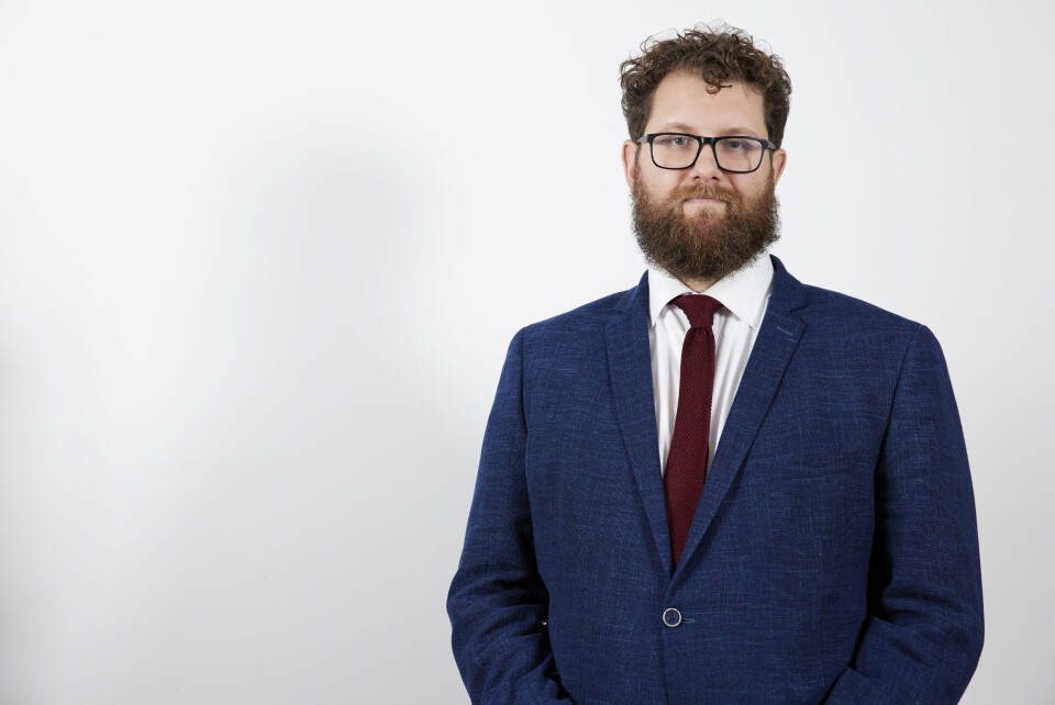 – Salget av CGRP-hemmere til pasienter med kronisk migrene i Norge er langt høyere enn våre naboland. For å sikre riktig bruk har Legemiddelverket i samarbeid med Helsedirektoratet derfor gjort en gjennomgang av kriteriene for å få rett til medisinen på blåresept, sier statssekretær Karl Kristian Bekeng (Ap). Statssekretær Karl Kristian Bekeng (Ap).