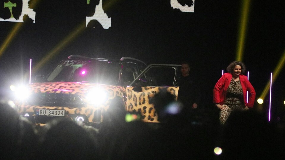 Til og med bilen Veronica Simoné Fjeld ankom scenen i hadde leopardmønster. Veronica Simoné Fjeld