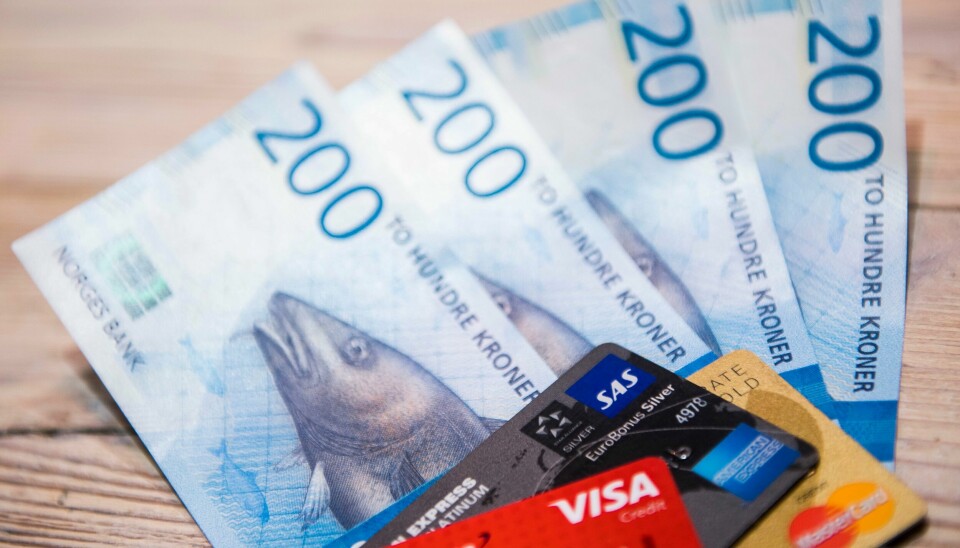 Prisene økte langt mer enn lønnen til nordmenn flest i fjor, og dermed har folk mistet kjøpekraft. Den høye prisveksten fortsetter i år, viser nye prognoser. Prisene økte langt mer enn lønnen til nordmenn flest i fjor, og dermed har folk mistet kjøpekraft. Den høye prisveksten fortsetter i år, viser nye prognoser.
