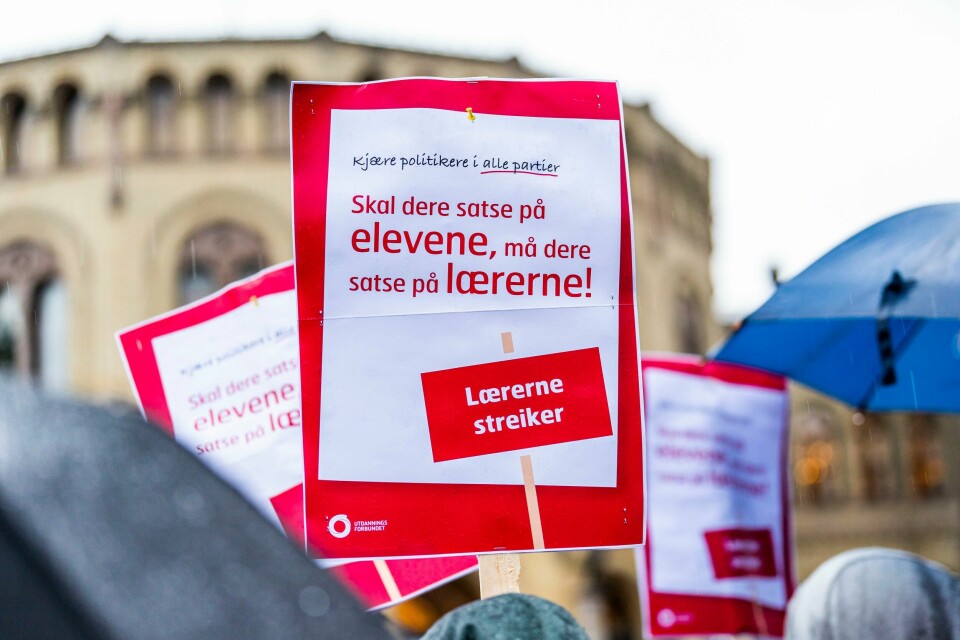Utdanningsforbundet tar ut rundt 100 nye lærere i streik fra tirsdag i neste uke. Flere hundre lærere deltok i markering foran Stortinget mandag. Nå ber Utdanningsforbundet om at regjeringen må komme på banen.Foto: Håkon Mosvold Larsen / NTB