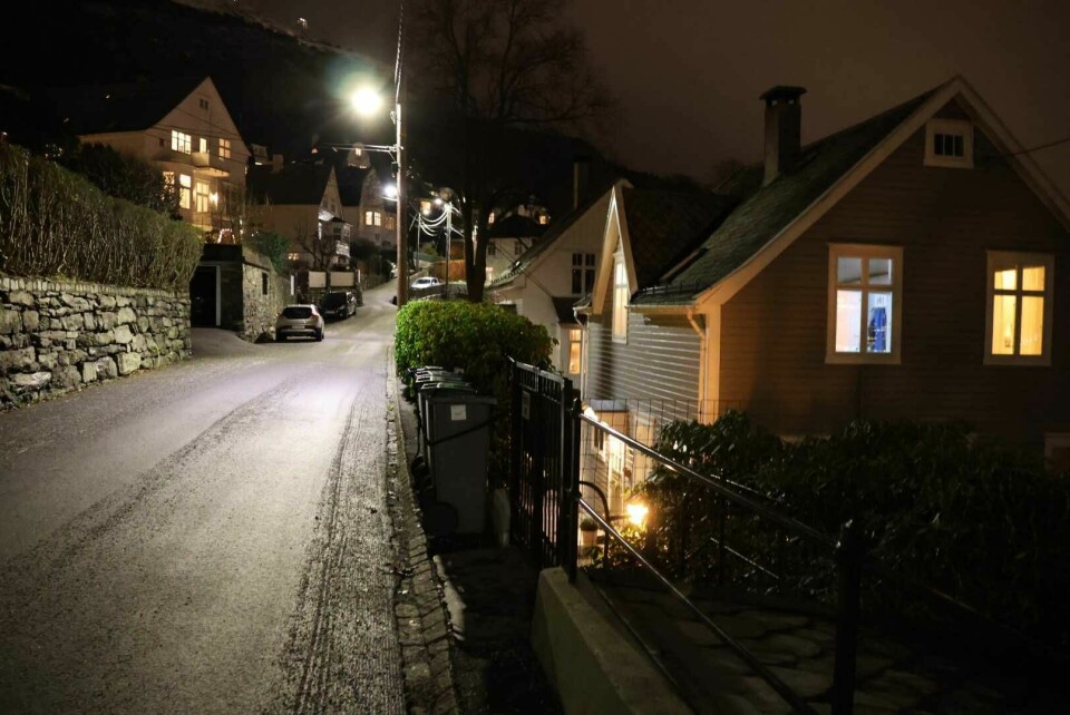Hennie og Julie bodde i Nubbebakken, i huset til høyre. Det ligger bare noen få minutters kjøretur unna sykehuset. Nubbebakken 3, Hennie Edvardsen