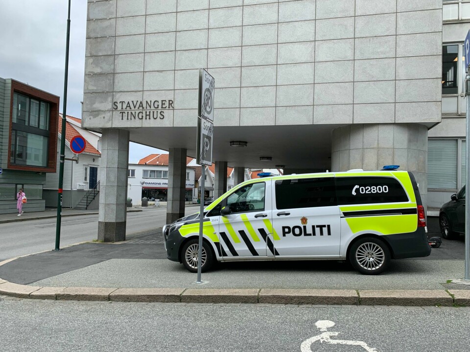 31-åringen ble i Stavanger tinghus dømt til fengsel i åtte måneder. Politibil ved tinghuset