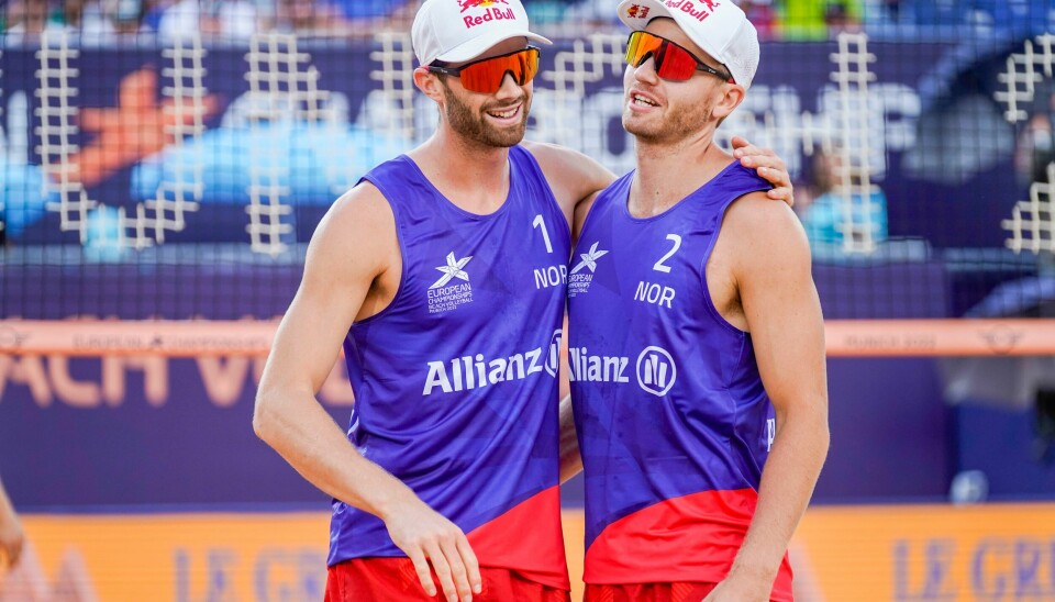 Anders Mol og Christian Sørum røk lørdag ut av EM. Her fra fjorårets EM. Anders Mol og Christian Sørum kunne glise igjen etter semifinalenedturen i EM i sandvolleyball. De vant bronsekampen mot Polen på Königsplatz i München. Foto: Lise Åserud / NTB