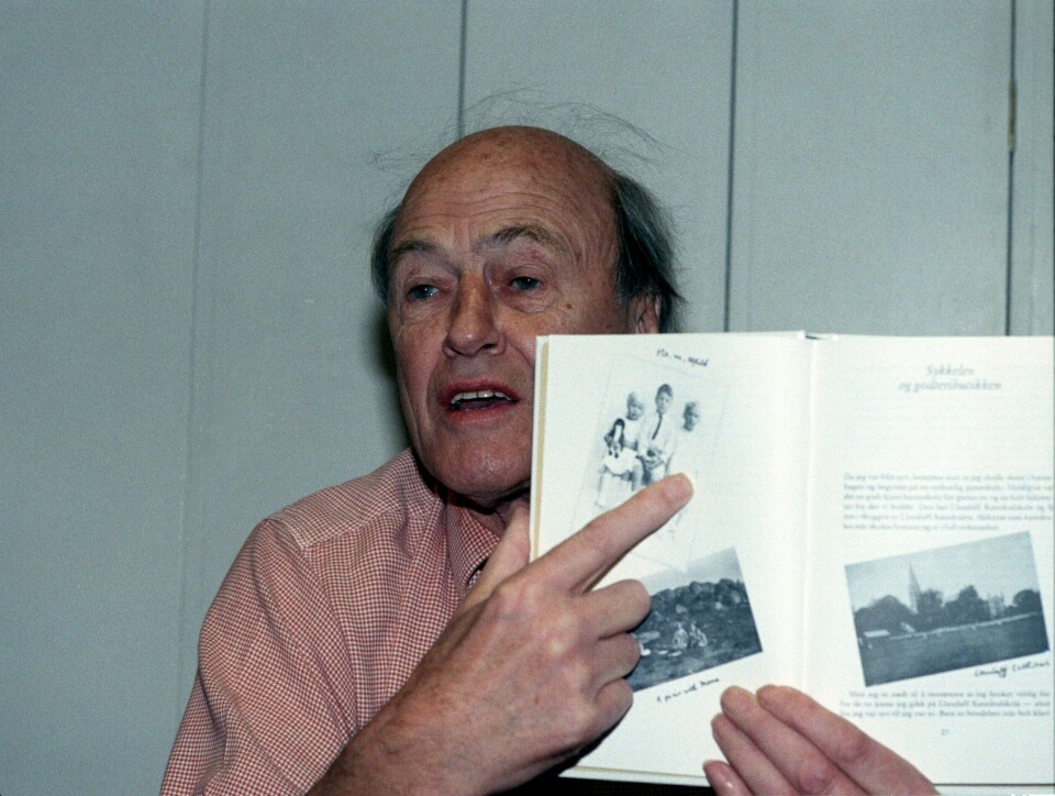 Den britiske forfatteren Roald Dahl hadde en sterk tilknytning til Norge, blant annet gjennom sine foreldre. Her i forbindelse med den norske utgivelsen av boka Matilda i 1989, året før han døde. OSLO 19890929 Den britiske forfatteren Roald Dahl presenterer sin bok Matilda i norsk oversettelse. Foto: Inge Gjellesvik / NTB / NTB