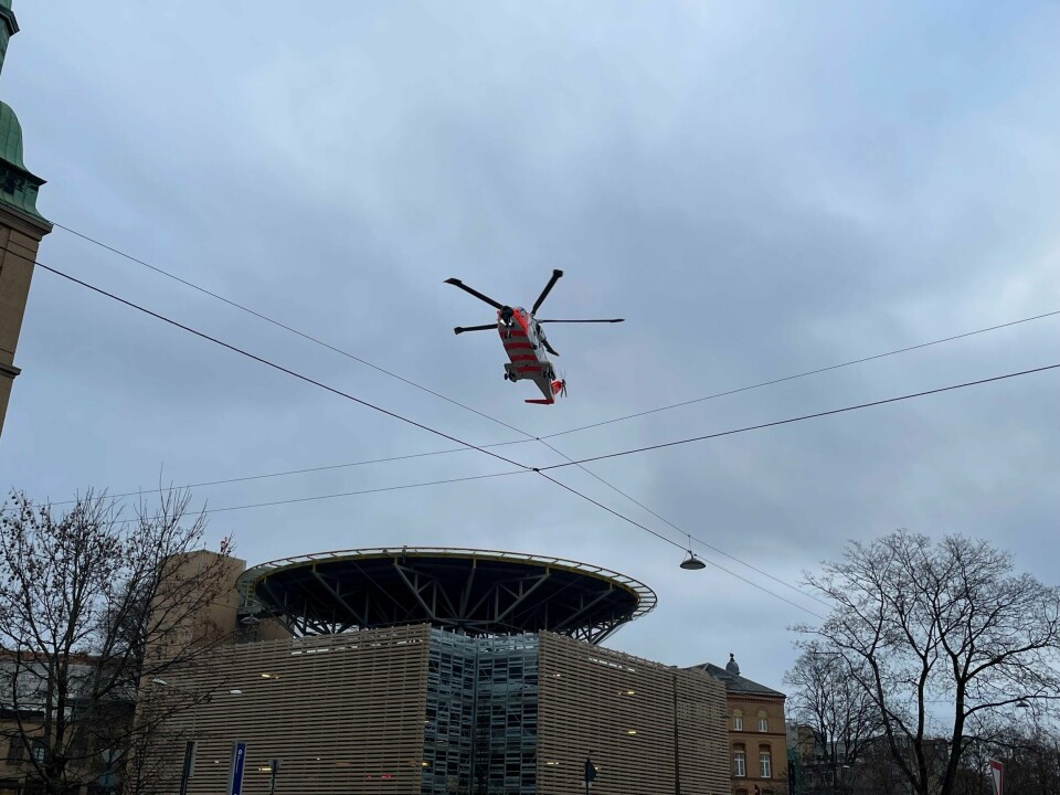 Rammetillatelsen til å sette opp ny, midlertidig helikopterplattform ved Rikshospitalet er trukket tilbake av PBE. Her fra en landing ved Ullevål sykehus i november. Heli