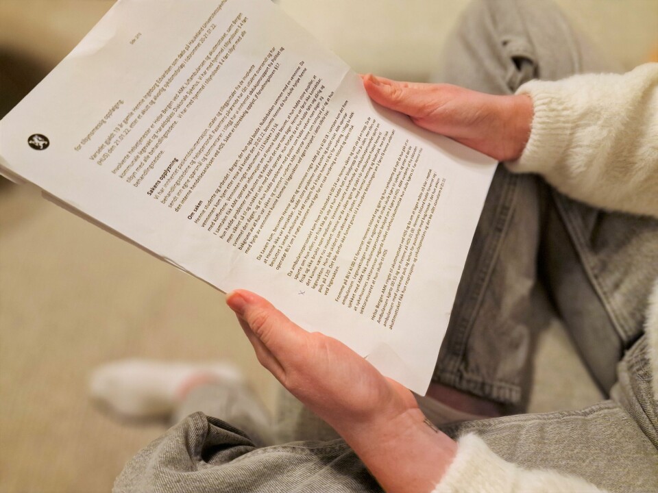 Seljåsen ser gjennom tilsynsrapporten, der hendelsesforløpet er detaljert beskrevet. Hennie Ingeborg Edvardsen