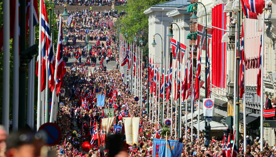 Barnas dag: Karl Johan fylt opp av folk mens 17. mai toget går opp til Slottet. Foto: Ørn E. Borgen / NTB Befolkningsveksten var den høyeste på over ti år i fjor på grunn av innvandring fra Ukraina, melder SSB. Foto: Ørn E. Borgen / NTB