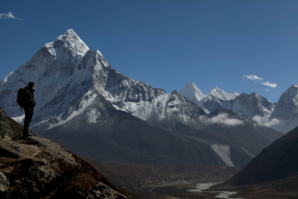 Nepalske myndigheter ønsker ikke lenger at turister skal utforske landets nasjonalparker alene, uten guide eller turfølge. Her fra Mount Everest, verdens høyeste fjell. In this Sunday, Oct. 25, 2015 photo, a trekker pauses as he makes his way towards Everest Base camp, above Pheriche valley, Nepal. Earlier in August, Nepal announced the opening of Mount Everest to climbers for the first time since an earthquake-triggered avalanche in April killed 19 mountaineers and ended the popular spring climbing season. Since April's earthquake, which killed nearly 9,000 people, Nepal has been desperate to bring back the tens of thousands of tourists who enjoy trekking the country's mountain trails and climbing its Himalayan peaks. (AP Photo/Tashi Sherpa)