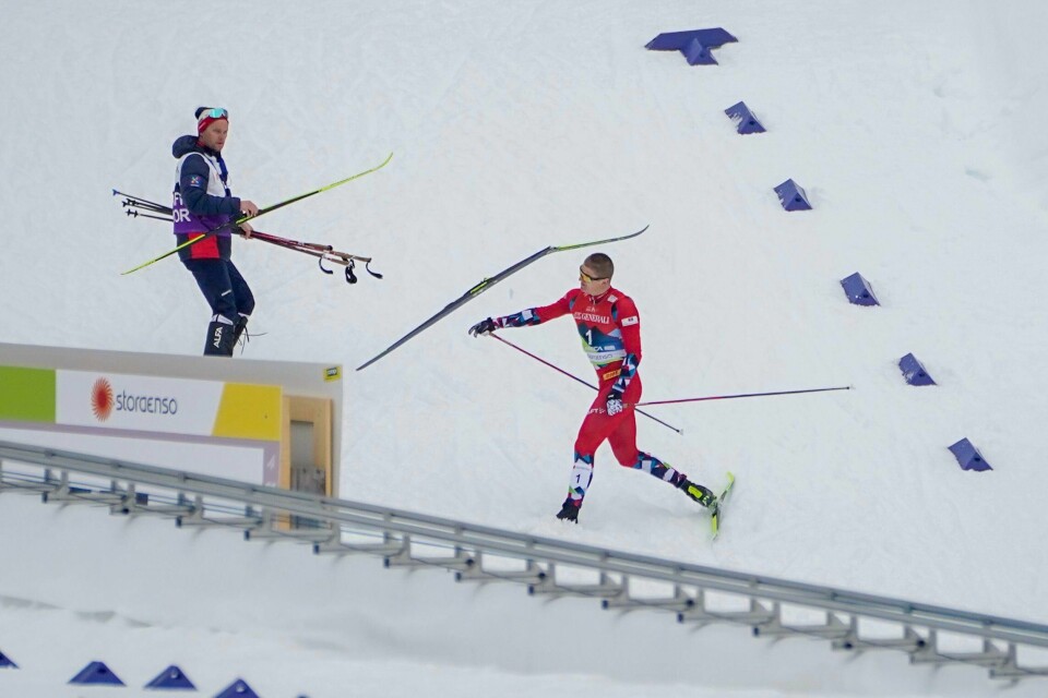 Erik Valnes fra Norge under sprint semifinale under ski-VM 2023 i Planica, Slovenia. Erik Valnes kaster sin knekte ski etter å ha gått på trynet i semifinalen på VM-sprinten i Planica.Foto: Terje Pedersen / NTB