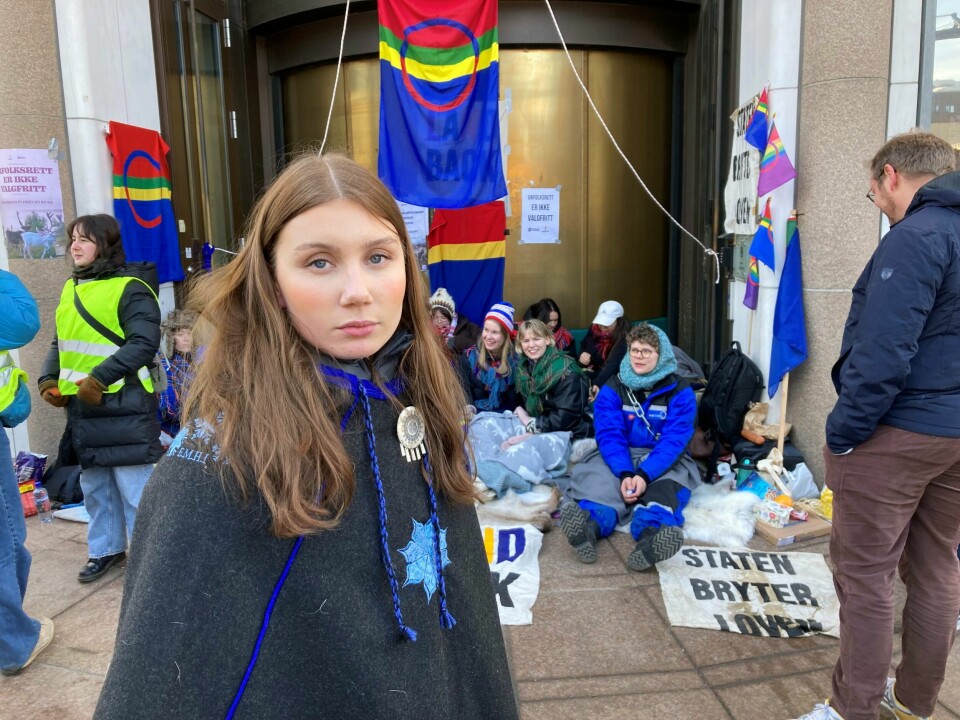 – Når vi snakker om energibehov må vi begynne i den andre enden og se på vårt eget forbruk og hvor vi kan kutte. I dag sløser vi enormt med strøm, sier Ella Marie Hætta Isaksen. Her er hun foran blokaden utenfor Olje- og energidepartementet. – Når vi snakker om energibehov må vi begynne i den andre enden og se på vårt eget forbruk og hvor vi kan kutte. I dag sløser vi enormt med strøm, sier Ella Marie Hætta Isaksen. Her er hun foran blokaden utenfor Olje- og energidepartementet.