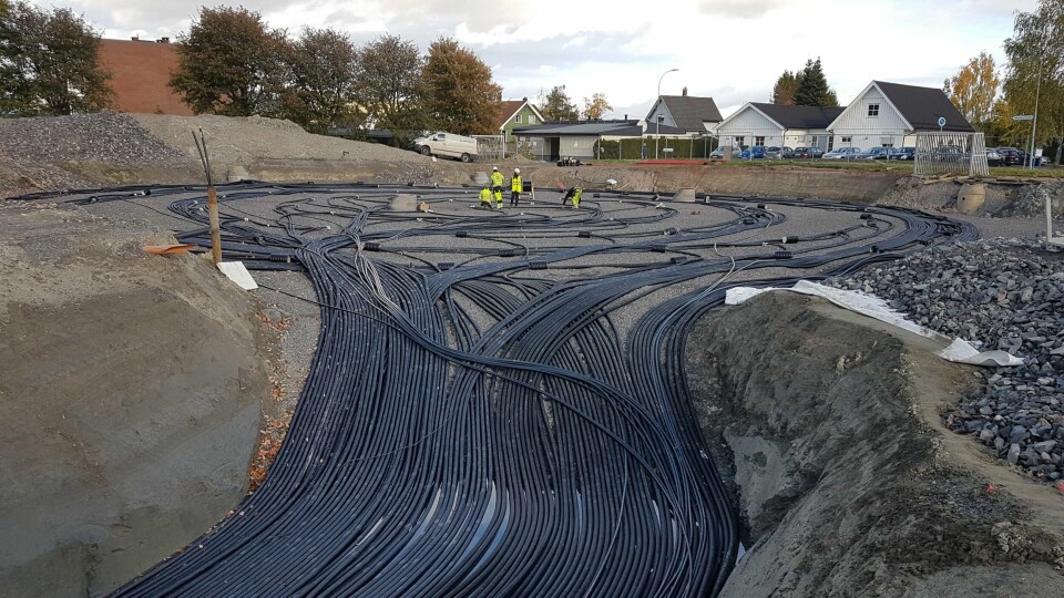 «Ettersom mesteparten av energien kommer fra bakken, blir det mindre behov for å produsere ny kraft, mindre behov for kraftlinjer og transformatorer», skriver innleggsforfatterne. Bildet viser energilager for grunnvarmeanlegg ved Fjell skole i Drammen. Energilager for grunnvarmeanlegg ved Fjell skole i Drammen, «Geotermos».