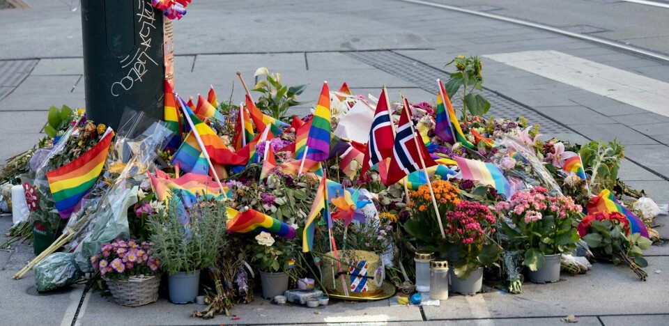Mange minnet ofrene etter skytingen i Oslo sentrum 25. juni 2022. To personer ble drept og 24 ble skadd i skytingen mot utestedene London pub og Per på hjørnet. Oslo 20220701. Oslo sentrum. Blomster lagt ned utenfor Oslo Tinghus ved der skytingen skjedde under Pride natt til 25.juniFoto: Geir Olsen / NTB