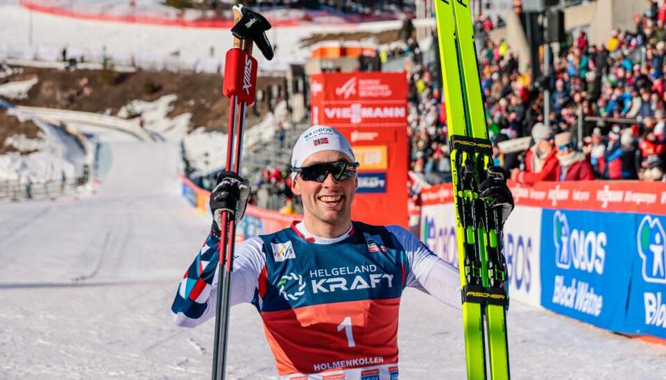 Jarl Magnus Riiber (25) fikk en parademarsj mot hjemmeseier i Holmenkollen etter å ha knust konkurrentene i hoppbakken. Jarl Magnus Riiber tok en populær hjemmeseier i Holmenkollen.Foto: Geir Olsen / NTB