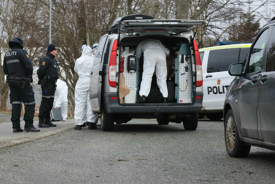 Politi og åstedsgranskere var på en adresse i Skudeneshavn etter at en mann ble funnet død. Politi og åstedsgranskere på en adresse i Skudeneshavn. Politiet har igangsattetterforskning etter at en død mann ble funnet på en adresse, for å få klarhet i hendelsesforløpet og om det har skjedd noe straffbart. Saken etterforskes som et mistenkelig dødsfall.