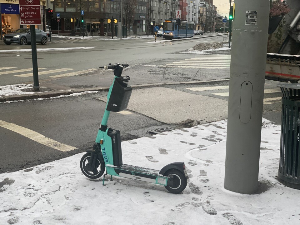 2. januar. Fotsporene rundt elsparkesykkelen taler sitt tydelige språk. Den har vært til hinder for fotgjengere. 2. januar. Fotsporene rundt elsparkesykkelen taler sitt tydelige språk. Den har vært til hinder for fotgjengere.
