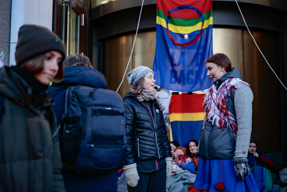 Ella Marie Hætta Isaksen (t.h). og Greta Thunberg utenfor inngangen til Olje- og energidepartemnentet onsdag. Ella Marie Hætta Isaksen (t.h). og Greta Thunberg utenfor inngangen til Olje- og energidepartemnentet onsdag.
