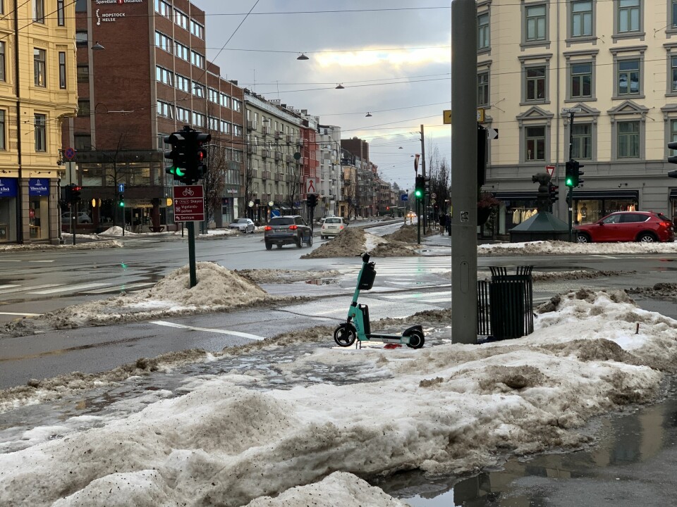 8. januar. Det er nesten vårstemning på Majorstua, og snøen smelter rundt elsparkesykkelen. 8. januar. Det er nesten vårstemning på Majorstua, og snøen smelter rundt elsparkesykkelen.