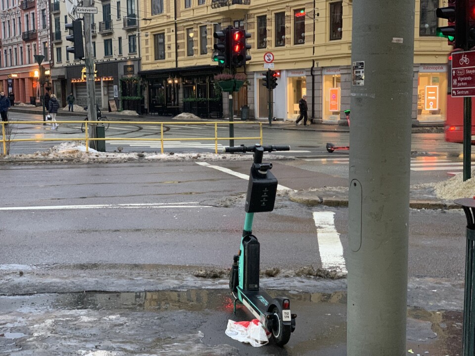 9. januar. Snøen er borte og en plastpose som kom på besøk en dag eller to tidligere, klynger seg selskapelig til elsparkesykkelen. 9. januar. Snøen er borte, og en plastpose har kommet for å holde elsparkesykkelen med selskap.