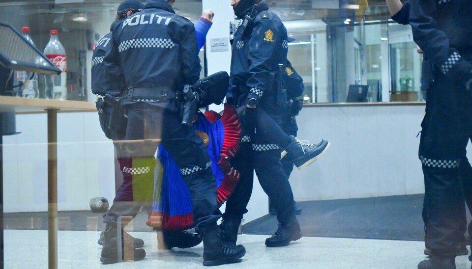 Politiet fjernet natt til mandag aktivistene som demonstrerer inne i resepsjonen til Olje- og energidepartementet. De demonstrerer mot vindturbinene på Fosen. Politiet er på plass for å fjerne aktivistene som demonstrerer inne i resepsjonen til Olje- og energidepartementet. De demonstrerer mot vindturbinene på Fosen. Foto: Rodrigo Freitas / NTB