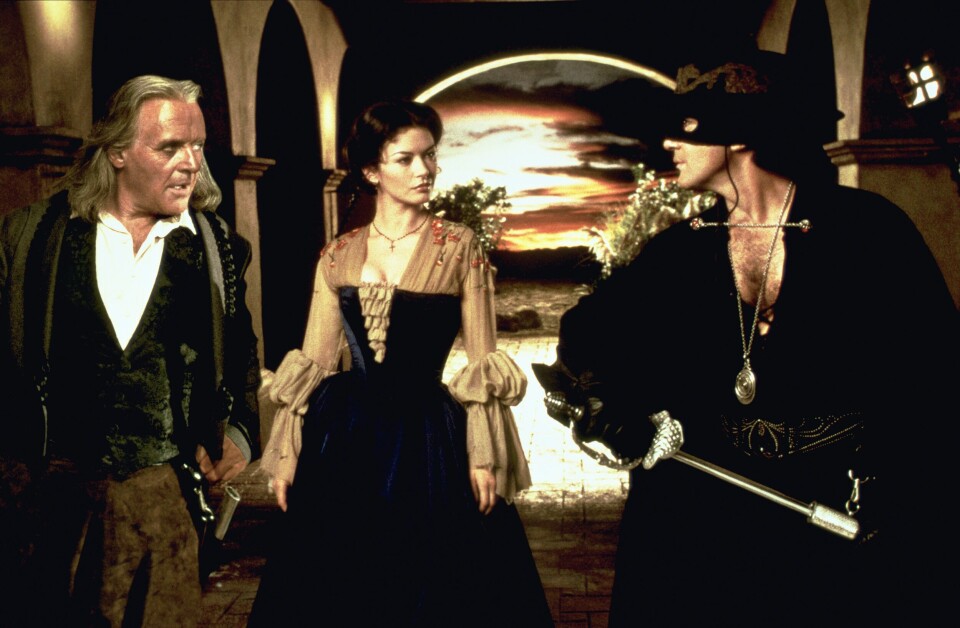 Den første Zorro-filmen med Antonio Banderas i hovedrollen, hadde også Catherine Zeta-Jones og Anthony Hopkins i bærende roller. Den første Zorro-filmen med Antonio Banderas i hovedrollen, hadde også Catherine Zeta-Jones og Anthony Hopkins i bærende roller.
