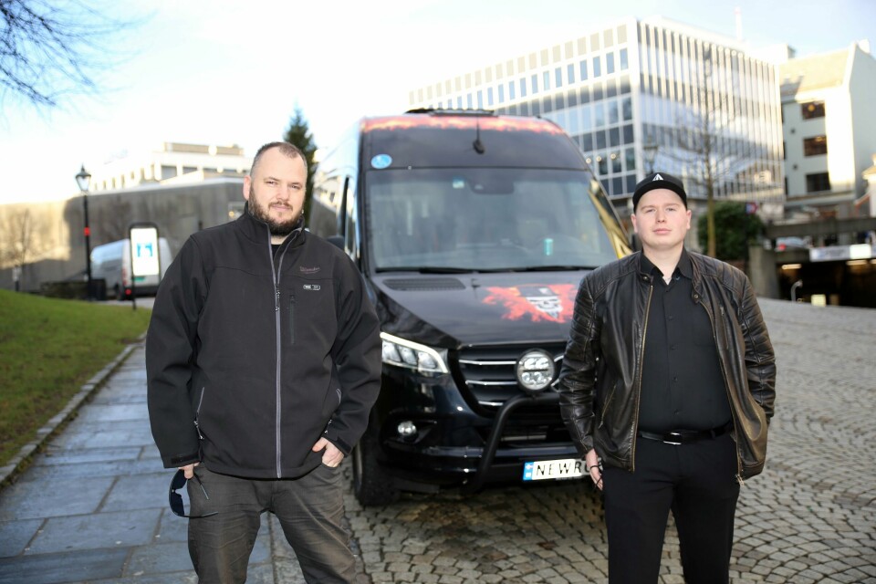 Leiv Kåre Larsen (t.v.) og sjåfør Tor Hermann Abeland i Rock Taxi har kjørt Finnøy-ungdommer hjem i helgene. Innehaver Leiv Kåre Larsen (t.v.) og sjåfør Tor Hermann Abeland i Rock Taxi har kjørt Finnøy-ungdommer hjem i helgene.
