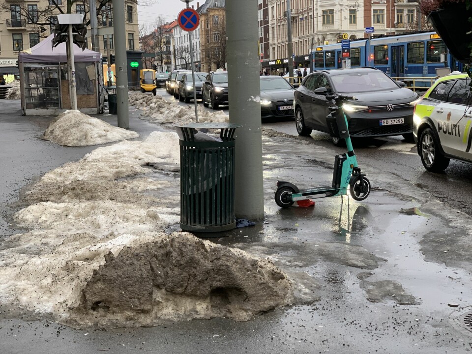 10. januar. Mens politiet passerer, står elsparkesykkelen på samme sted som den har gjort siden i fjor. 10. januar. Mens politiet passerer, står elsparkesykkelen på samme sted som den har gjort siden i fjor.