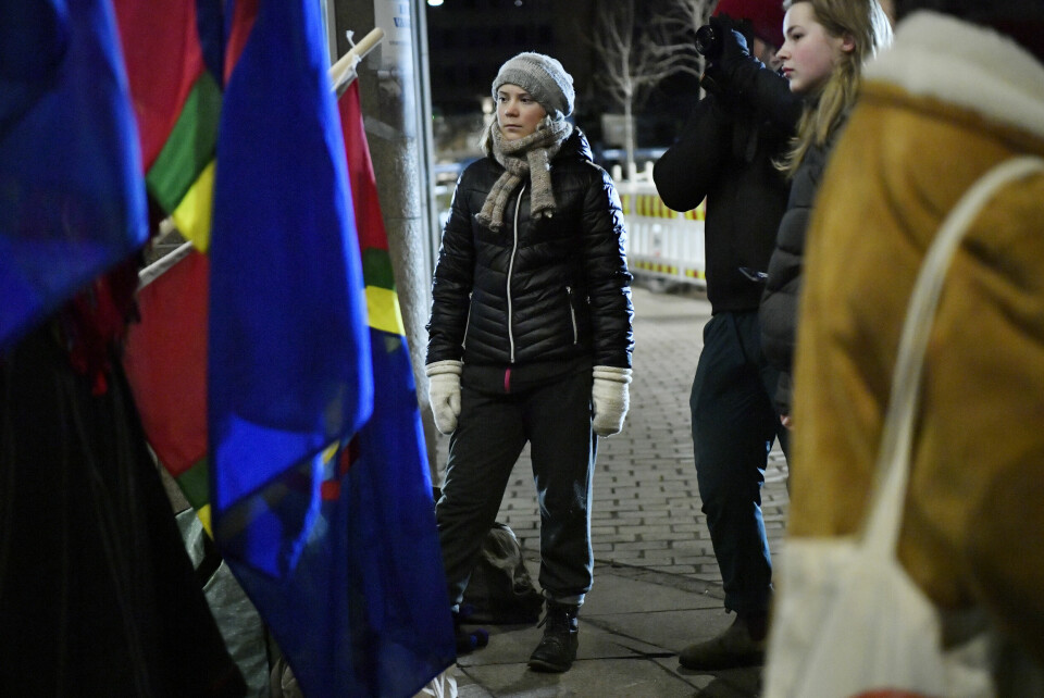 Greta Thunberg er sammen med aktivistene som demonstrerer inne i resepsjonen til Olje- og energidepartementet. De demonstrerer mot vindturbinene på Fosen. Oslo 20230227. Greta Thunberg er sammen med aktivistene som demonstrerer inne i resepsjonen til Olje- og energidepartementet. De demonstrerer mot vindturbinene på Fosen.Foto: Rodrigo Freitas / NTB