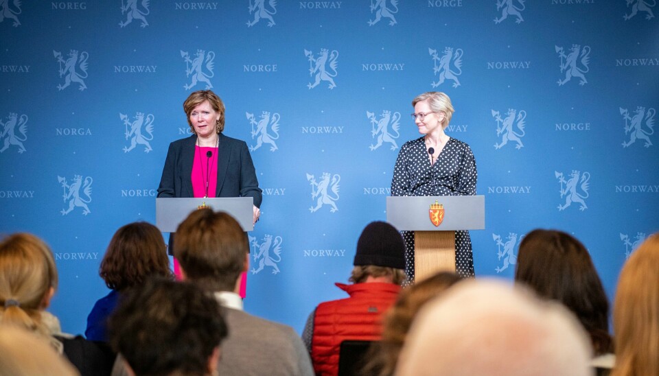 Christine Meyer la fram kvinnehelseutvalet-rapporten til helse- og omsorgsminister Ingvild Kjerkol (Ap) torsdag 2. mars. «Utgreiinga viser òg at det er på tide at ein sluttar å tenkje at menn og kvinner skal behandlast likt», skriv Signe Gjeraker om rapporten.