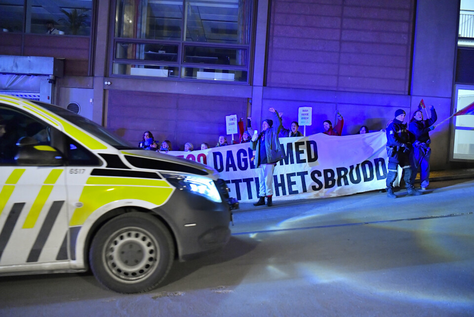 Politiet fjernet natt til mandag aktivistene som demonstrerer inne i resepsjonen til Olje- og energidepartementet. De demonstrerer mot vindturbinene på Fosen. 13 aktivister er kjørt i politibil til politihuset. Foto: Rodrigo Freitas / NTB