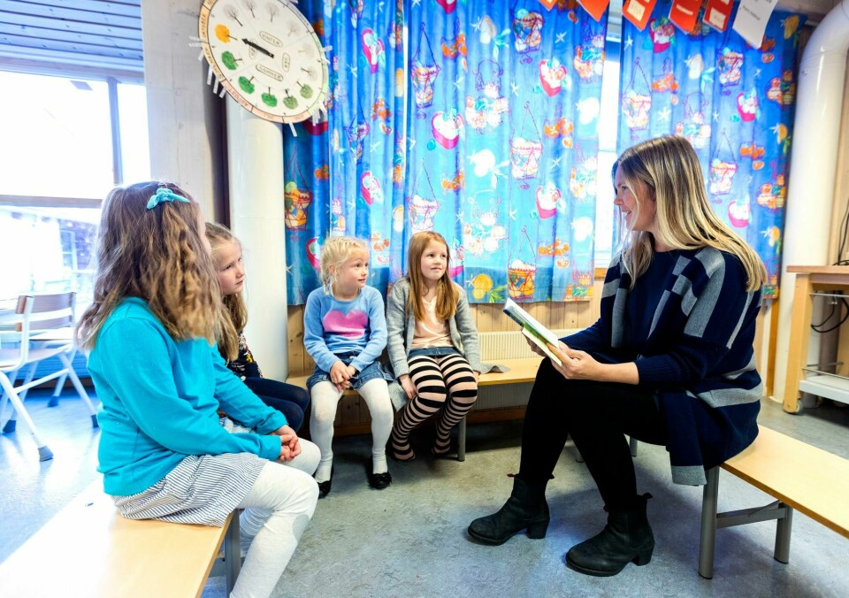 Et fellesskap i en klasse med refleksjoner til fortellinger fra skjønnlitteratur kan bidra til at barn og unge som er pårørende ikke kjenner seg alene, skriver Sunniva Solhaug Fjelldal. skoleklasse