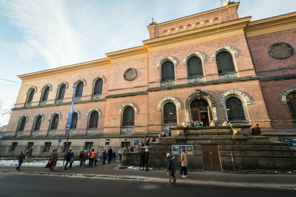 «Mye tyder på at beste og raskeste måte å ta vare på et fredet Nasjonalgalleri er å gjenåpne det til sitt mangeårige formål, som et kunstgalleri», skriver Birgitte Helene Jevnaker. Bildet er fra da Nasjonalgalleriet stengte i januar 2019. Oslo 20190113.Publikum strømmer til Nasjonalgalleriet som stenger dørene for godt søndag 13. januar 2019. Den enestående kunstsamlingen flyttes til det nye Nasjonalmuseet som åpner i 2020. Foto: Heiko Junge / NTB