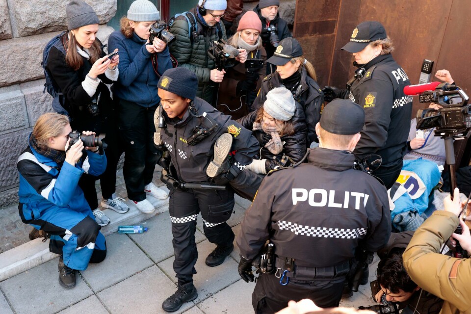 Greta Thunberg var blant aksjonistene som ble båret bort utenfor finansdepartementets inngang. Bildet viser Greta Thunberg. Hun var blant aksjonistene som ble båret bort utenfor finans-departementets inngang.