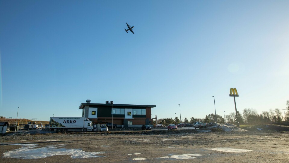 På denne næringstomta, som ligger tett inntil flystripa på Rygge flystasjon, ønsker Forsvaret å stanse videre utbygging. Fra før er McDonald's og Circle K blant selskapene som har etablert seg der. På denne næringstomta ønsker Forsvaret å stanse videre utbygging. Fra før er McDonald's og Circle K blant selskapene som har etablert seg der.