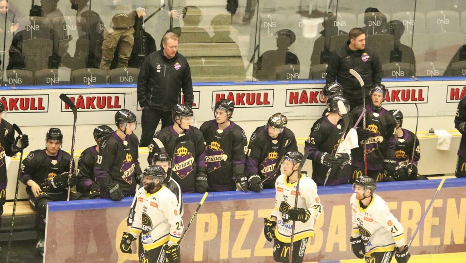 Grüner-trener Morten Elverud og hans mannskap måtte ta den tunge turen ned i 1. divisjon etter tap borte for Ringerike. Her fra en kamp tidligere denne sesongen, mot Stavanger Oilers. Morten Elverud