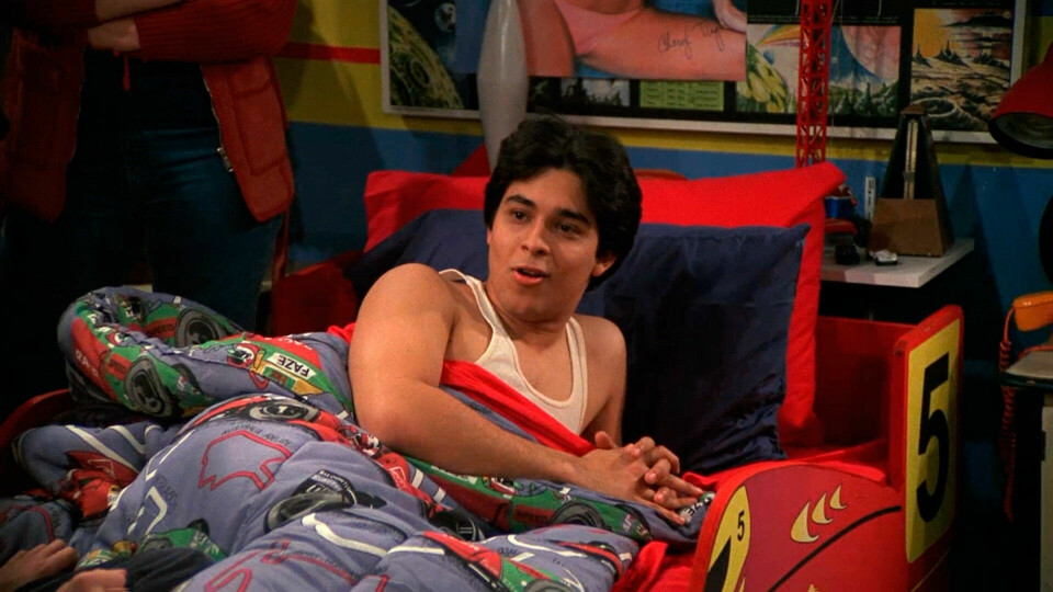 Fez og Wilmer Valderrama i 70-tallsutgave, i yngre og ikke like topptrente dager på 1990-tallet. Fez (wilmer Valderrama) i 70-tallsutgave.