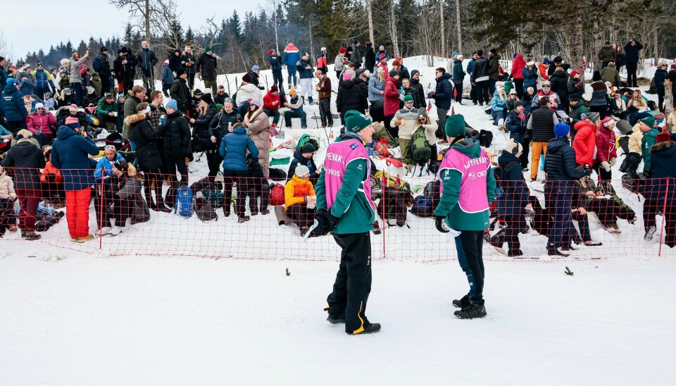 Det har vært god stemning og mye folk i Holmenkollen lørdag, sier politiet. Alkoholinntaket har vært høyt og flere ungdommer beskrives som overstadig beruset. Nå ber politiet og Holmenkollen Skifestival foreldre følge opp saken med ungdommene sine selv. Det har vært god stemning og mye folk i Holmenkollen lørdag, sier politiet. Alkoholinntaket har vært høyt og flere ungdommer beskrives som overstadig beruset. Nå ber politiet foreldre følge opp saken med ungdommene sine selv. Foto: Geir Olsen / NTB