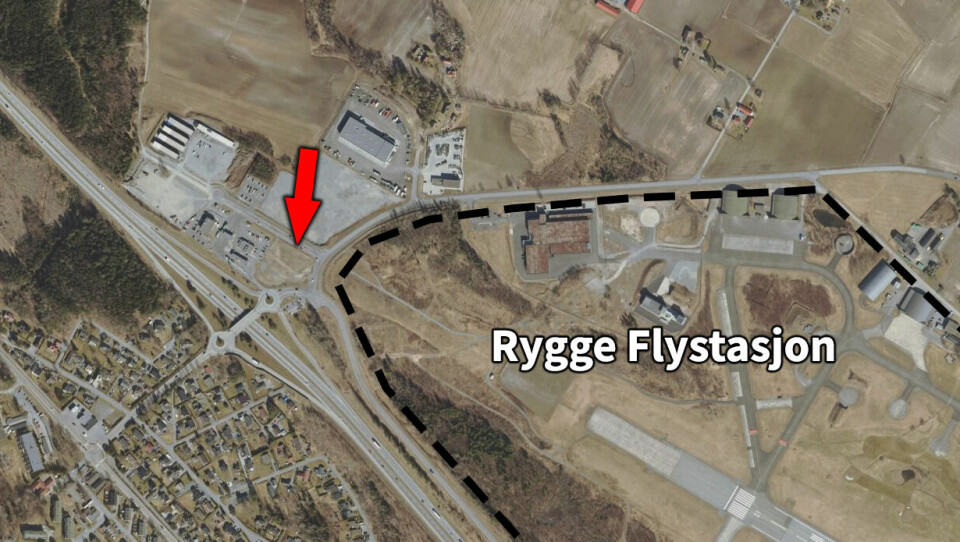 Huggenesskogen Næringsområde ligger rett ved E6 og militærbasen i Rygge. Den røde pila viser hvor det for tiden planlegges å bygge et hotell. Lenger bort planlegges det dessuten å bygge et Tesla-senter. Begge disse planene risikerer å bli spolert dersom det innføres et bygge- og deleforbud. Huggenesskogen Næringsområde ligger rett ved E6 og militærbasen i Rygge. Den røde pila viser hvor det for tiden planlegges å bygge et hotell.
