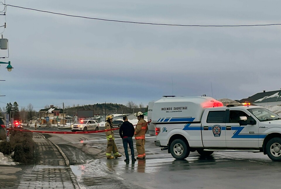 Nødetater på stedet etter massepåkjørselen i Amqui i Quebec-provinsen i Canada. To personer ble drept og ni andre skadd da en mann kjørte på flere fotgjengere med en pickup. Nødetater på stedet etter massepåkjørselen i Amqui i Quebec-provinsen i Canada. To personer ble drept og ni andre skadd da en mann kjørte på flere fotgjengere med en pickup. Foto: CTV News via AP / NTB